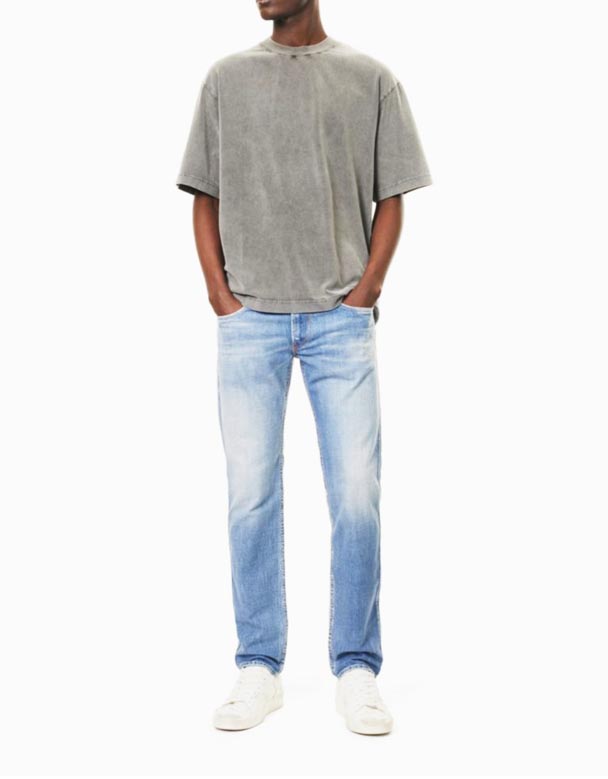 CHA00553 Anbass Marken-Patch Jeans mit geradem Bein und schmaler Passform aus Stretch-Denim