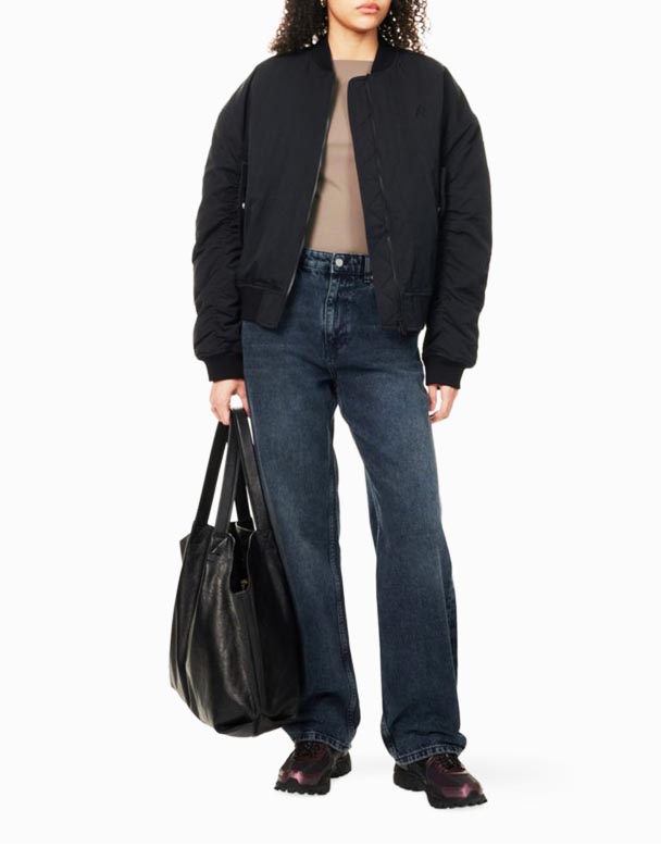 CHW01393 Jeans mit geradem Bein und hohem Bund mit Markenaufnäher und fünf Taschen